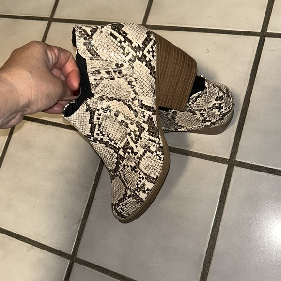 a.n.a Snake print Ankle Booties heeled - Picture 3 of 4